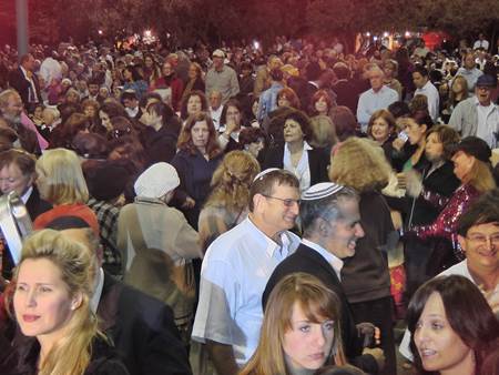 Thousands in Second Hakafot in Jerusalem