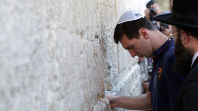 Lionel Messi & FC Barcelona Visit Jerusalem’s Western Wall